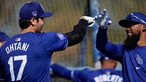 Shohei Ohtani (L) y Teóscar Hernández (R) han podido compartir de cerca en Los Angeles Dodgers.