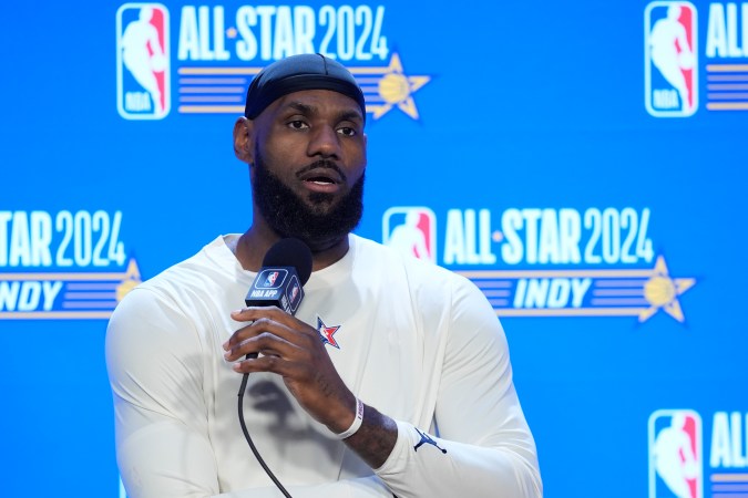 LeBron James durante la rueda de prensa del All-Star Game 2024 de la NBA.