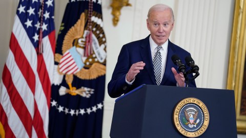 Biden también calificó como "peligrosos" los comentarios de Trump sobre la OTAN.