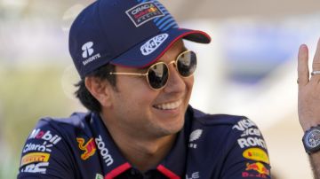 Sergio "Checo" Pérez sonríe durante una entrevista en las prácticas al Gran Premio de Bahrein de la Fórmula 1.