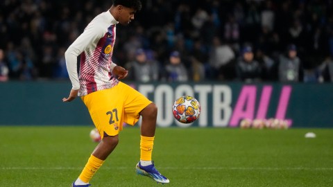 Lamine Yamal en el calentamiento previo del partido de Champions League entre el Barcelonay el Napoli.