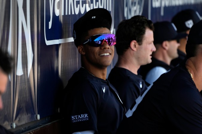 Juan Soto comparte en el dugout de New York Yankees al lado del lanzador ganador del Cy Young, Gerrit Cole.