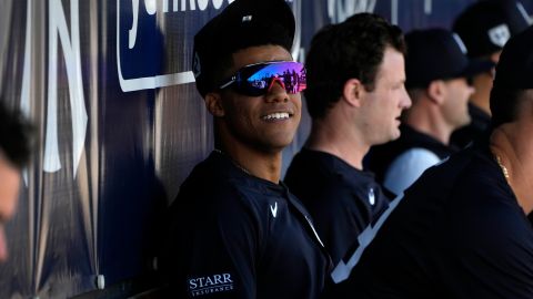 Juan Soto comparte en el dugout de New York Yankees al lado del lanzador ganador del Cy Young, Gerrit Cole.