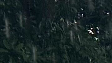 Un trabajador en zona inundada por las lluvias de febrero 2024 en Holmby Hills, Los Angeles.