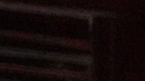 Un retrato de Kelvin Kiptum junto al ataúd del corredor keniano en lo que fue su funeral.