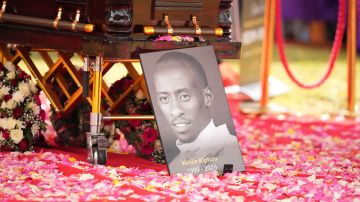 Un retrato de Kelvin Kiptum junto al ataúd del corredor keniano en lo que fue su funeral.