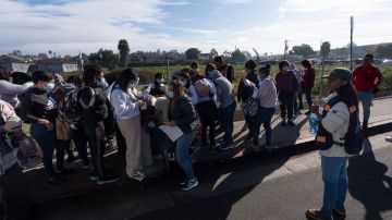 CBP libera a unos 500 inmigrantes cada día en la frontera sur de California.