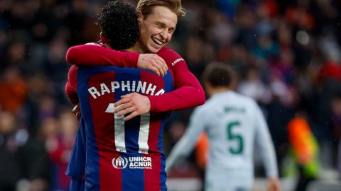 Frenkie de Jong celebra con Raphinha luego de marcar el 3-0 ante el Getafe.