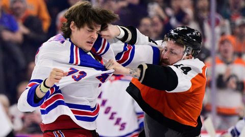 Matt Rempe y Nicolas Deslauriers durante su pelea.