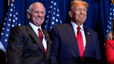 Donald Trump con el gobernador de Carolina del Sur, Henry McMaster, en una fiesta de las elecciones primarias en Columbia.