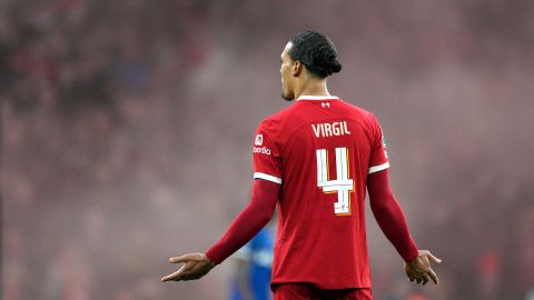 Virgil van Dijk durante el partido de la final de la Carabao Cup entre el Liverpool y el Chelsea.