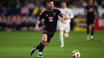 El delantero del Inter Miami Lionel Messi gambetea el balón en el encuentro ante el LA Galaxy de la MLS.