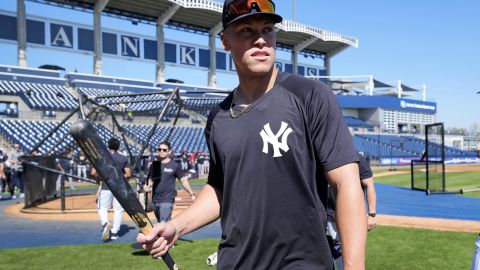 Aaron Judge toma práctica de bateo durante el Spring Training 2024.