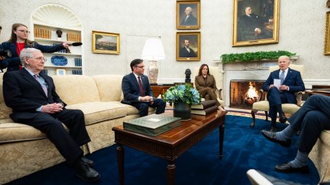 El líder de la minoría del Senado, Mitch McConnell, y el presidente de la Cámara de Representantes, Mike Johnson, en la Oficina Oval con el presidente y la vicepresidenta.