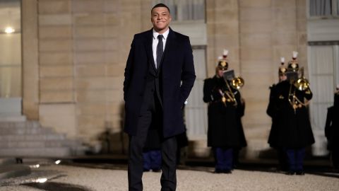 Kylian Mbappé a su llegada a la cena con el emir de Qatar y Emmanuel Macron.