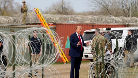 Trump estuvo acompañado del gobernador de Texas, el también republicano Greg Abbott.