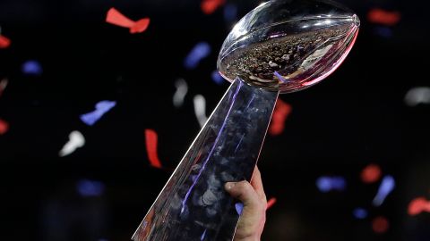 Trofeo que levantará el campeón del Super Bowl.