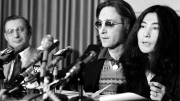 Elliot Mintz fue portavoz de John Lennon y Yoko Ono.