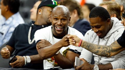 Floyd Mayweather disfrutando un juego de la NBA.