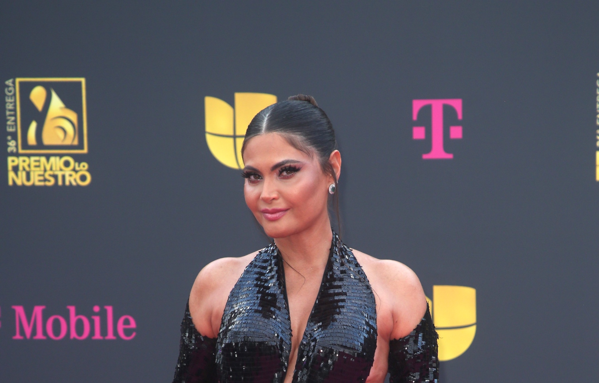 Chiquinquirá Delgado luce un atrevido atuendo en la alfombra magenta de Premio Lo Nuestro 2024 - El Diario NY