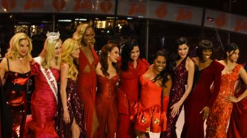 Numerosas celebridades destacadas en la música, el espectáculo y la filantropía modelaron trajes rojos creados por renombrados diseñadores.
