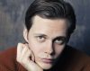 Bill Skarsgård posando en una alfombra roja.