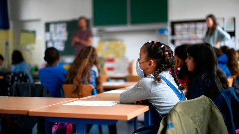 Entre las iniciativas dirigidas a los estudiantes recién llegados, se ha contratado a más profesores para apoyar a los escolares que aprenden inglés.