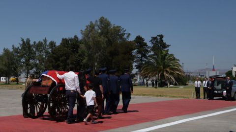 El féretro del expresidente Piñera llega a Santiago.