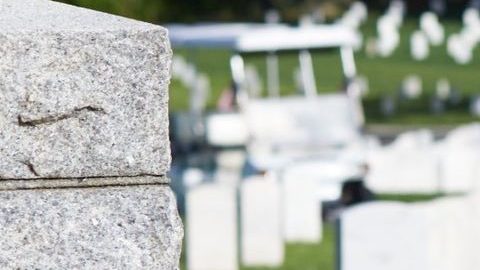 Príncipe Harry asistiendo a un cementerio.
