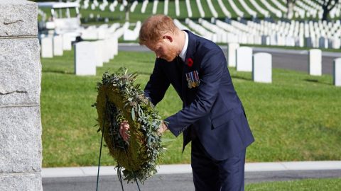 Príncipe Harry asistiendo a un cementerio.