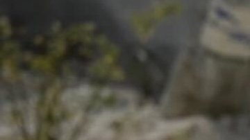 Deadpool y Wolverine caminando por un set.