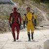 Deadpool y Wolverine caminando por un set.