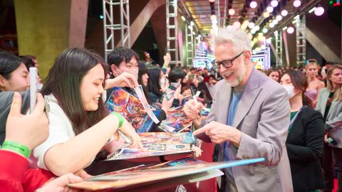 James Gunn conviviendo con fans.