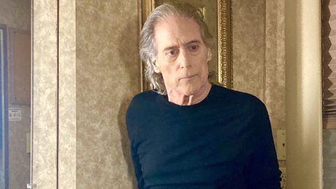 Richard Lewis posando.