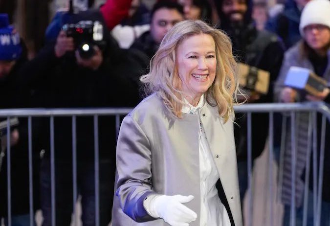 Catherine O'Hara participando en un evento.