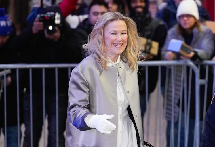 Catherine O'Hara participando en un evento.