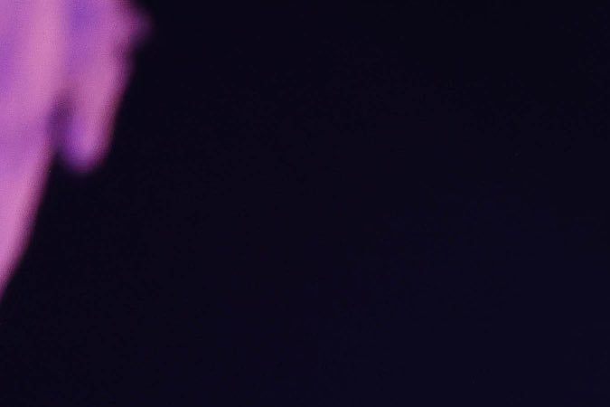 Taylor Swift actuando en un show.