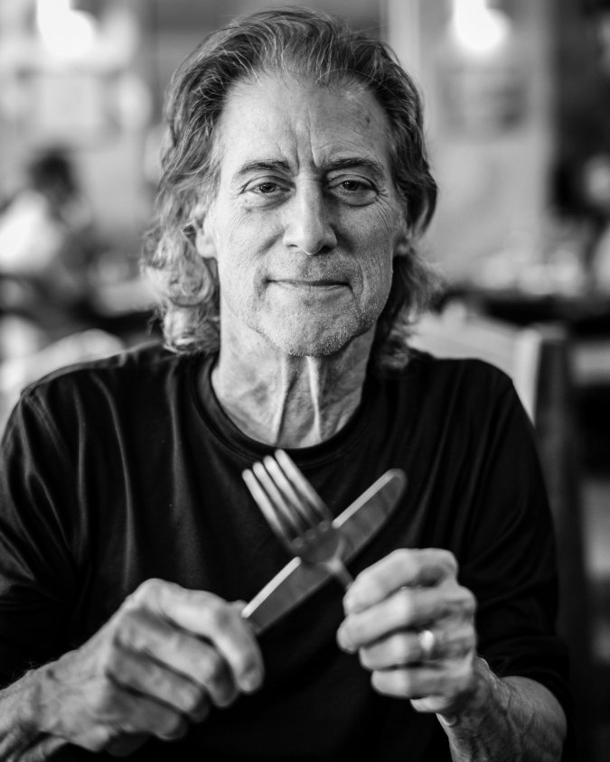 Richard Lewis posando.