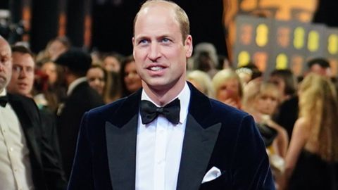 Príncipe William participando en una alfombra roja.