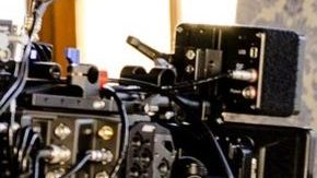 Selena Gómez actuando en su nuevo video.