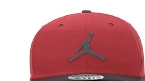En un nuevo boceto publicado por la oficina del sheriff muestran al sospechoso con una gorra Air Jordan de color rojo y negro. Otro lo muestra con el pelo corto y negro.