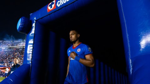 El futbolista colombiano mostró su claro rechazo ante las actitudes del árbitro en el último partido de Cruz Azul.