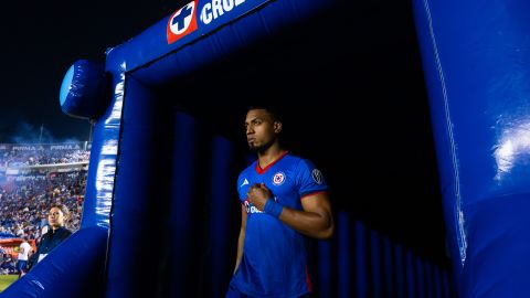 El futbolista colombiano mostró su claro rechazo ante las actitudes del árbitro en el último partido de Cruz Azul.