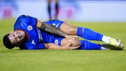 El jugador de Cruz Azul fue operado de la rotura de ligamento cruzado de forma exitosa.