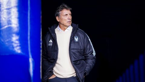 El entrenador felino estará fuera del banquillo por tres partidos tras su sanción.