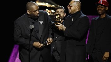 Killer Mike y DJ Paul recibiendo uno de sus premios Grammy.