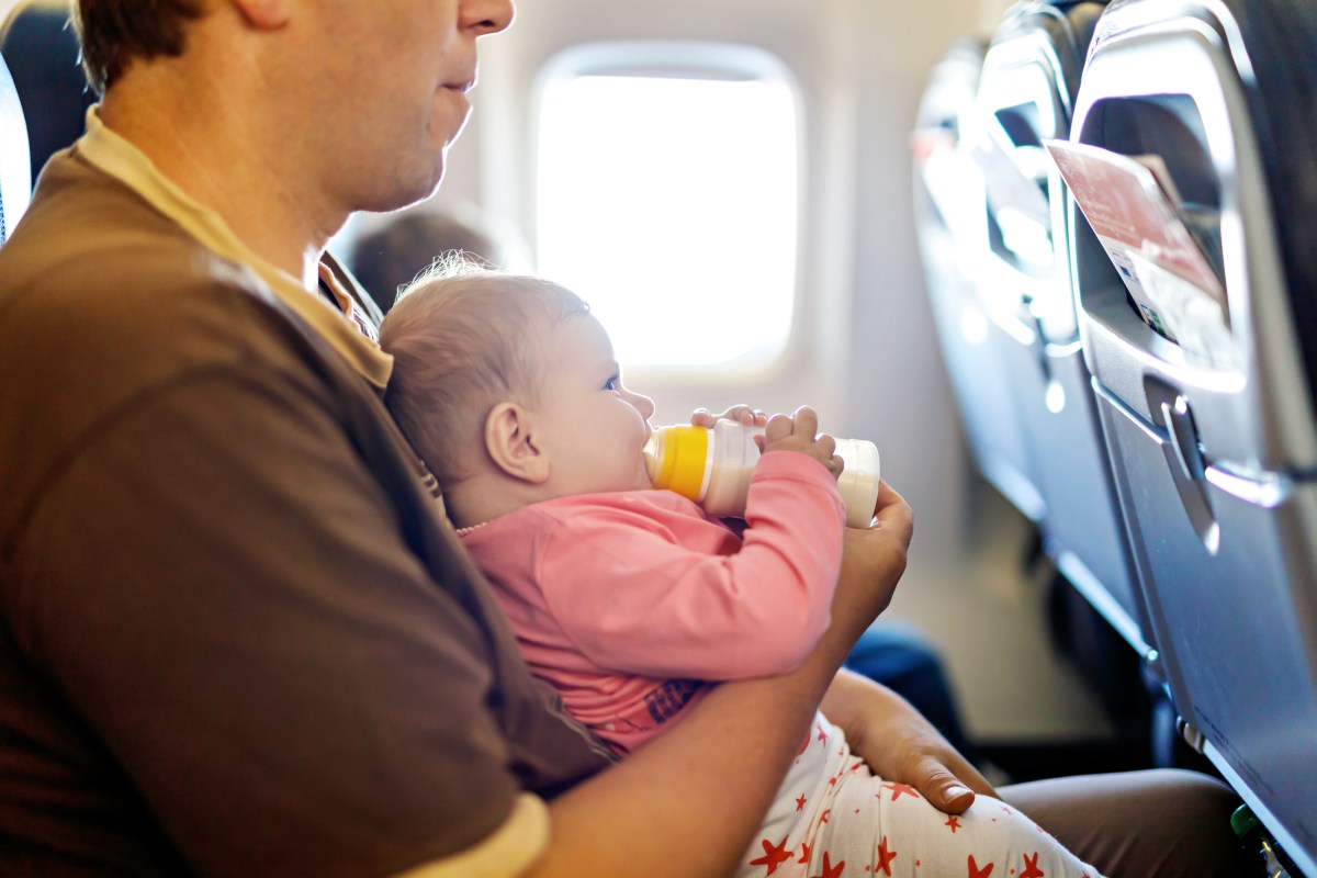 La razón por la que nunca debes viajar en avión con tu bebé en brazos