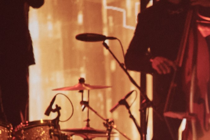 Maluma actuando en vivo.