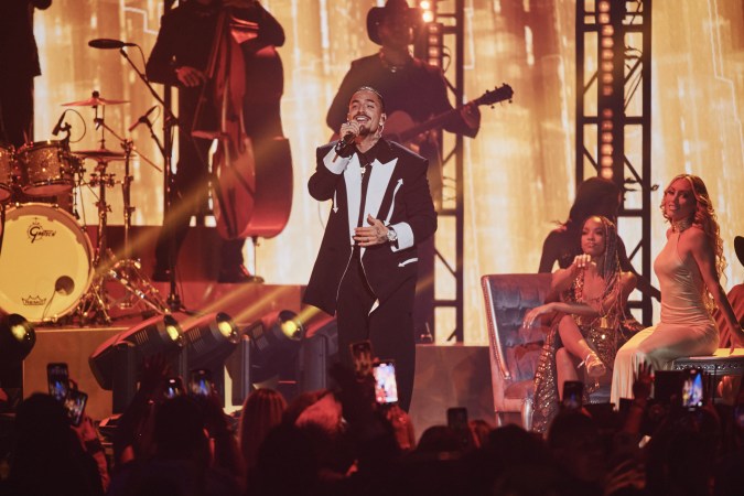 Maluma actuando en vivo.