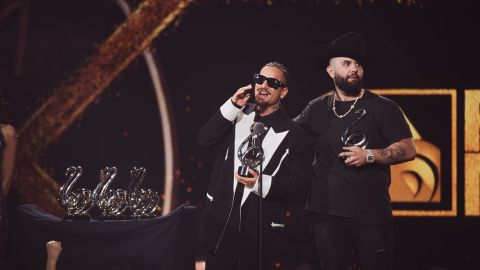 Maluma y Carin León subiendo al escenario.